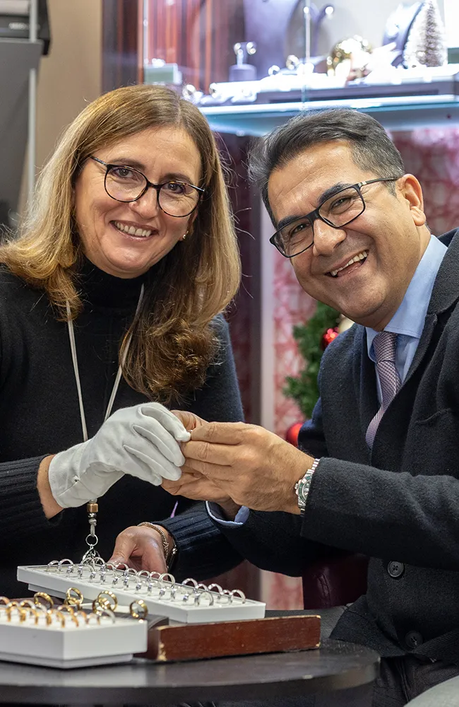 Beide Inhaber von Side Juwelier schauen sich Ringe an